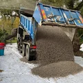 Livraison de gravier pour la zone pique-nique