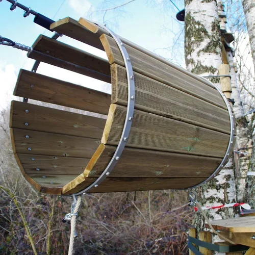 Construction de parcours acrobatiques en hauteur et accrobranches