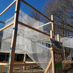 Construction de parcours acrobatiques en hauteur et accrobranches