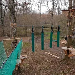 Construction de parcours acrobatiques en hauteur et accrobranches
