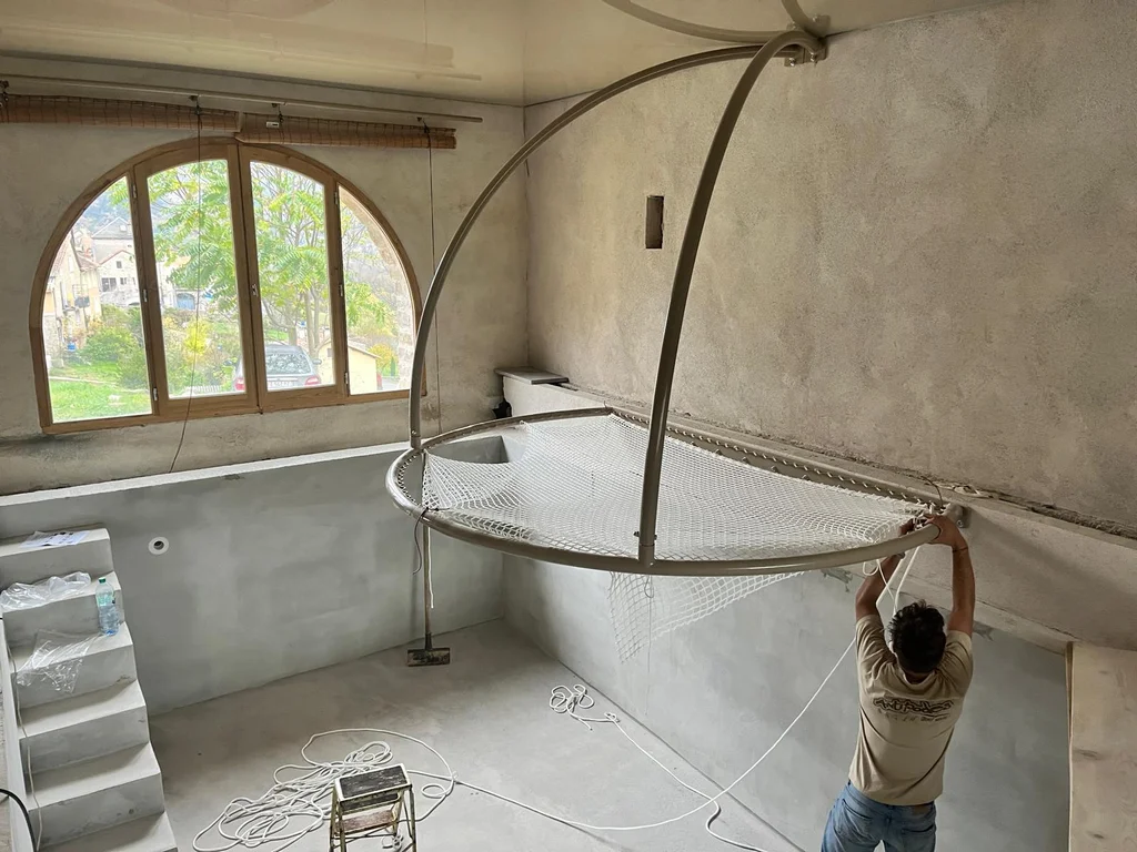 filet au dessus d'une piscine